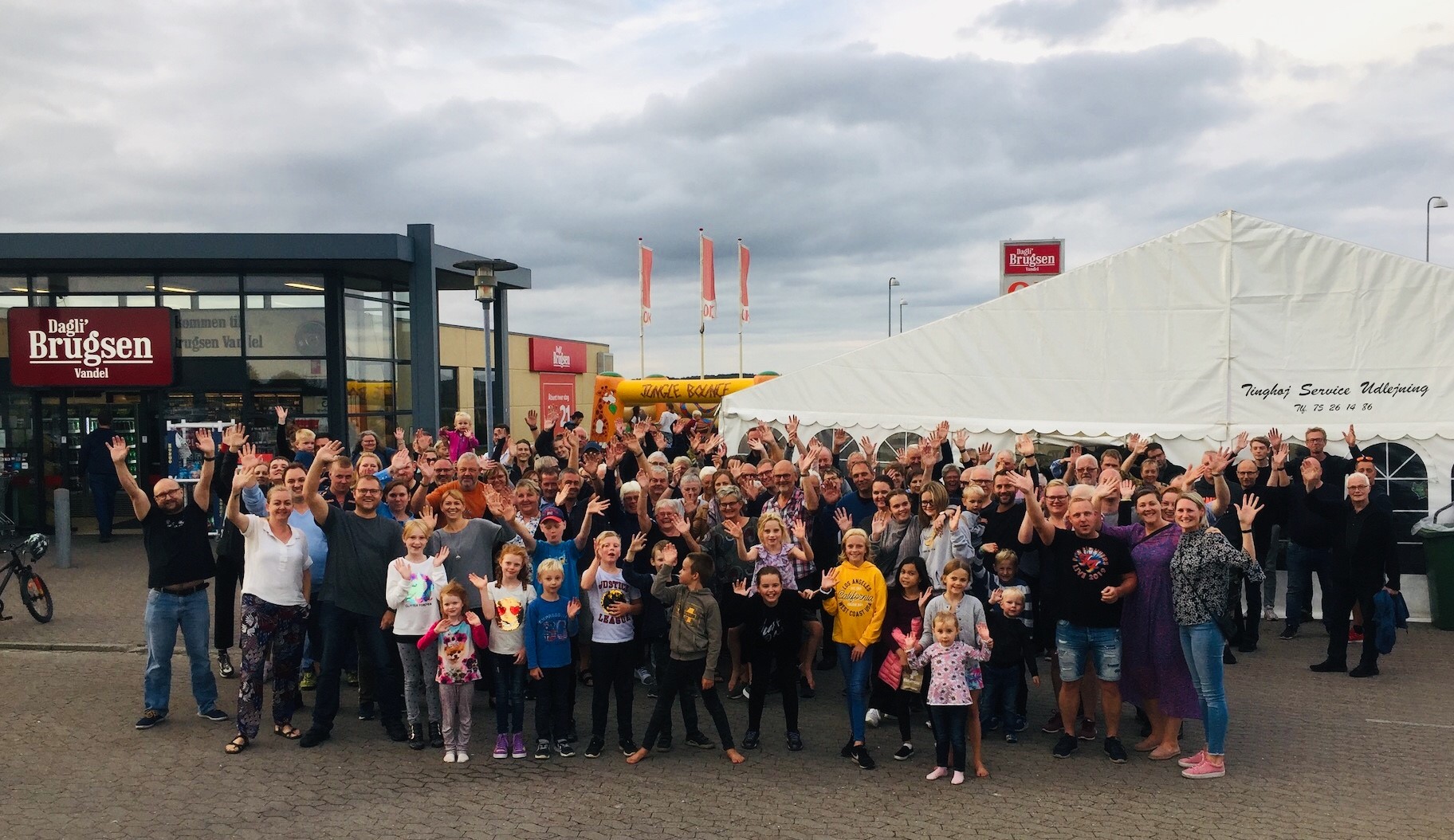 Glade beboere foran Daglibrugsen i Vandel